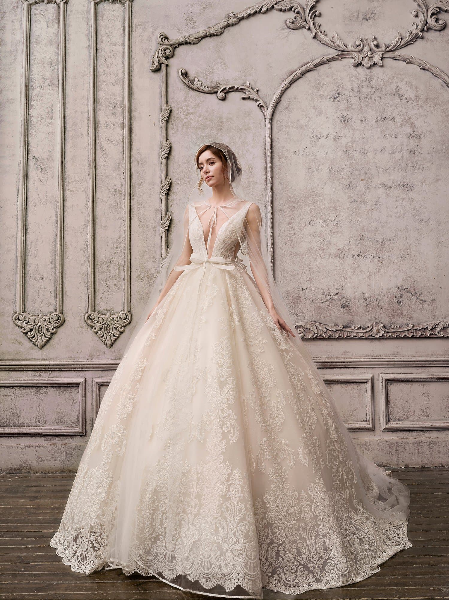 SLEEVELESS WEDDING GOWN WITH RIDDING HOOD